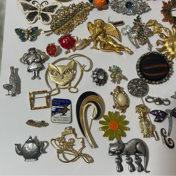 Vintage Brooches Pedants Antique Pins Signed Military, Summer, Fall, Religious - Picture 11 of 17